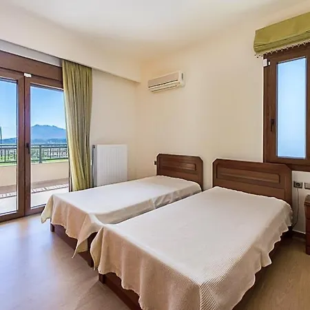 Kolympia Sleeps 8 Pool Air Con Wifi *
